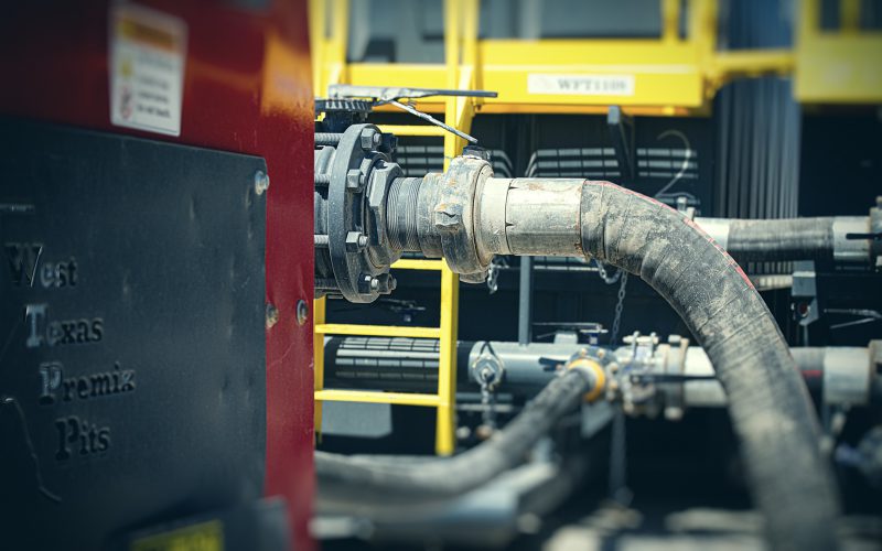 Patriot pump unit with discharge hose at the tank battery